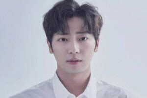 lee sang-yeob relationships|K